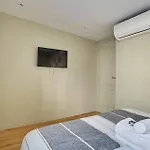 Apartment Center Of Paris By Studio Prestige