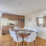 Apartment Center Of Paris By Studio Prestige