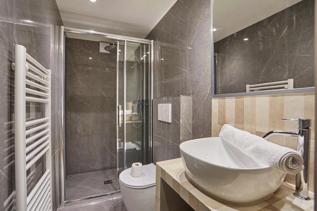 Center Of By Prestige * Paris